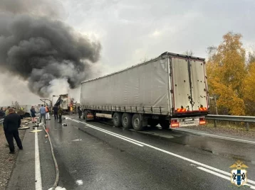 Фото: В Новосибирской области на трассе произошёл пожар после столкновения трёх фур и «Газели», есть погибший 1