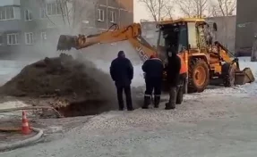 В Новокузнецке на Запсибе прорвало трубопровод и затопило улицу, жителям отключили воду