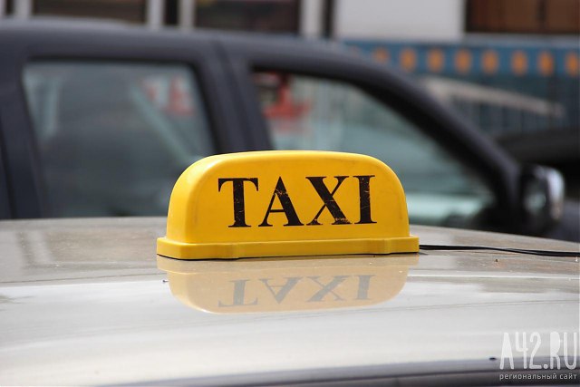 Очевидцы: в Новокузнецке перевернулся автомобиль такси