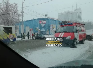 Фото: В Кемерове у «Юбилейного» столкнулись два автомобиля 1