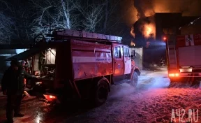 Пожар в здании мебельного центра в Кемерове потушен полностью