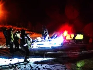 Фото: Застрявшим на лодке во льду кузбассовцам понадобилась помощь спасателей 1
