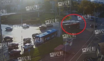 Фото: В Кемерове на кольце бульвара Строителей столкнулись автобус и троллейбус 1