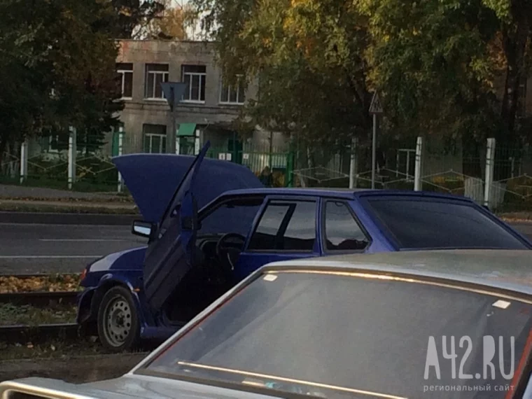 Фото: Около художественного училища в Кемерове легковушка вылетела на трамвайные пути  2