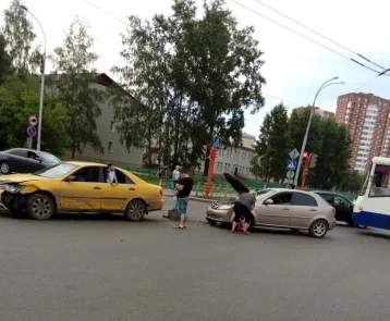 Фото: В Кемерове на проспекте Шахтёров столкнулись автомобили 1