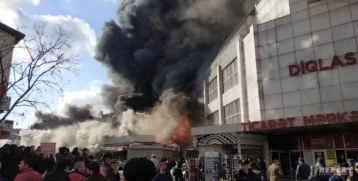 Фото: В Баку горит крупый торговый центр 1
