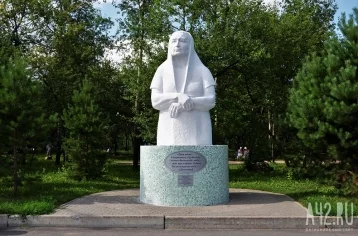 Фото: Власти прокомментировали жалобы на разрушающуюся скульптуру «Мать» в Кемерове 1