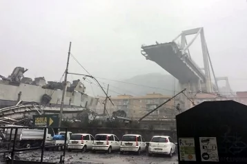 Фото: Спасатели рассчитывают найти под завалами моста в Генуе выживших 1