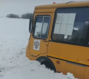 Фото: В Кузбассе автобус со школьниками попал в ДТП 1