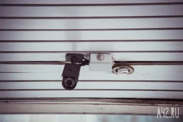 Фото: В Санкт-Петербурге в школьном туалете нашли камеру, направленную на унитаз 1