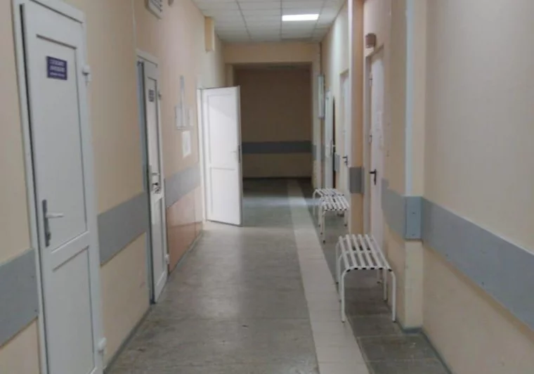 Фото: «Не для слабонервных»: пациенты уральской больницы жалуются, что мимо них возят трупы 2