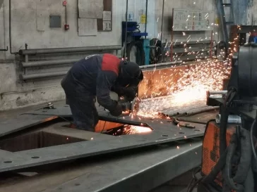 Фото: «Работают 15 человек»: мэр Кемерова показал, как изготавливают стелу «Город трудовой доблести» 2