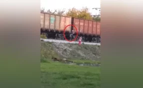 В Кузбассе дети цеплялись за вагоны идущего поезда