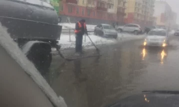 Фото: «По колено в холодной воде»: мэр Новокузнецка рассказал о работе дорожников в сложных погодных условиях  4