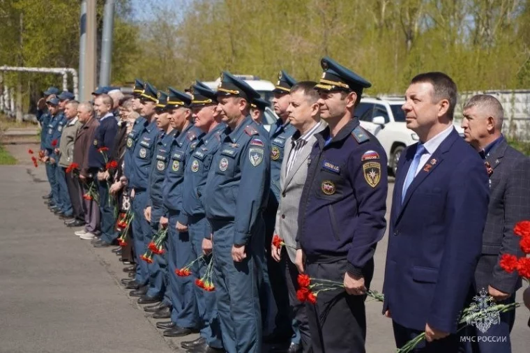 Фото: В Кемерове сотрудники МЧС почтили память пожарных, погибших при тушении завода «Коммунар» 2