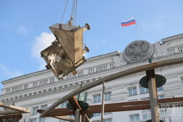 Фото: В Кемерове на площади Советов начали устанавливать новогоднюю ель 3