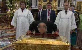 Появилось видео поклонения Путина мощам Николая Чудотворца