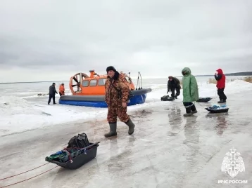 Фото: 5 рыбаков на льдине унесло в Финский залив  1