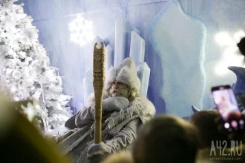 Фото: Пьяные Санта-Клаусы на БТР заблокировали въезд в британскую деревню 1