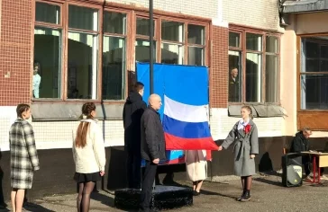 Фото: В школах Кузбасса занятия начались с поднятия государственного флага и исполнения гимна 2