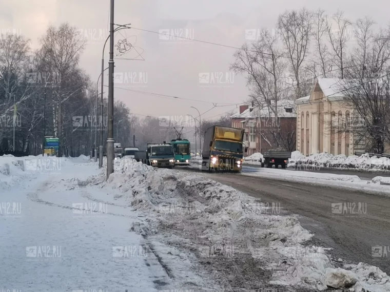 Фото: В Кемерове грузовик выехал на рельсы и забуксовал, парализовав движение трамваев 2