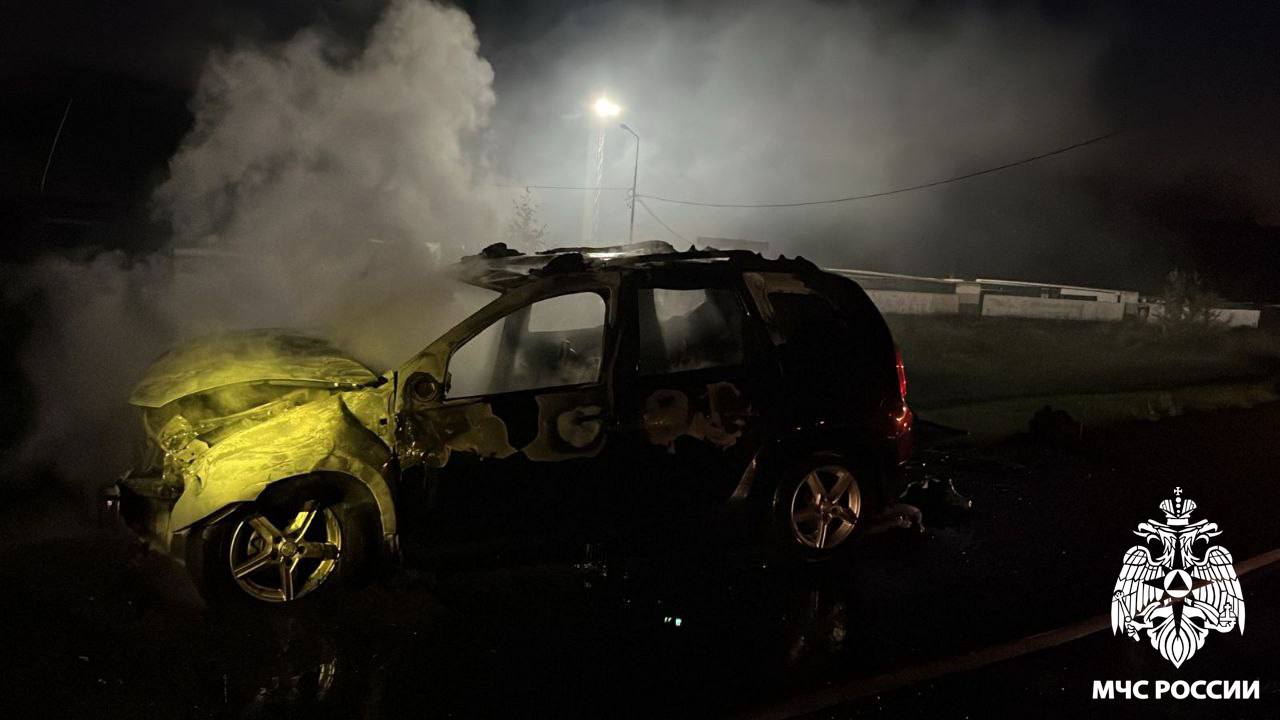 Загорелся моторный отсек: в МЧС сообщили о пожаре в автомобиле в Кемерове