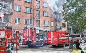 В Новокузнецке загорелась квартира в пятиэтажке, спасён 21 человек