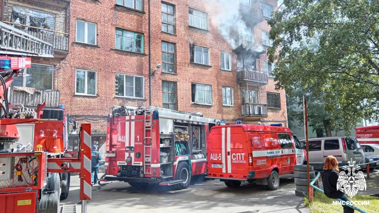 В Новокузнецке загорелась квартира в пятиэтажке, спасён 21 человек