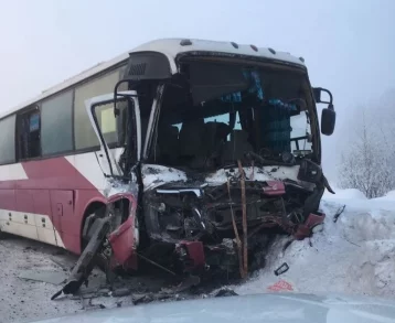 Фото: В Кузбассе сильно столкнулись автобус и КамАЗ, есть пострадавшие 1