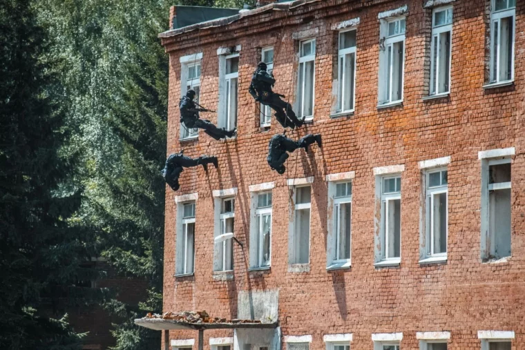 Фото: Бойцы кузбасской Росгвардии штурмом взяли трёхэтажку с «террористами» 14