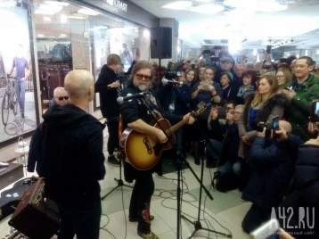 Фото: Борис Гребенщиков устроил бесплатный концерт в кемеровском ТЦ 1
