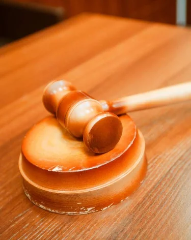 В Кузбассе ритуальная фирма судилась с матерью умершего военного из-за поста в сети