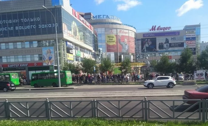 Фото: В Екатеринбурге из задымленного ТЦ эвакуировали 1 000 человек 2
