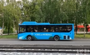 «Чуть не выпал из окна»: кемеровчанин пожаловался на ненадёжный автобус