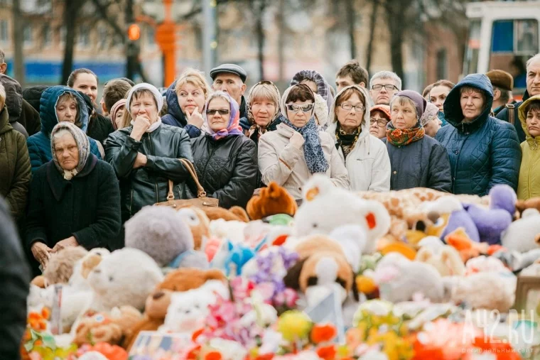 Фото: Патриарх Кирилл посетил народный мемориал жертвам трагедии в «Зимней вишне» 6