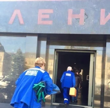Фото: «Ленин жив»:  россиян озадачило фото врачей, спешащих в Мавзолей 1