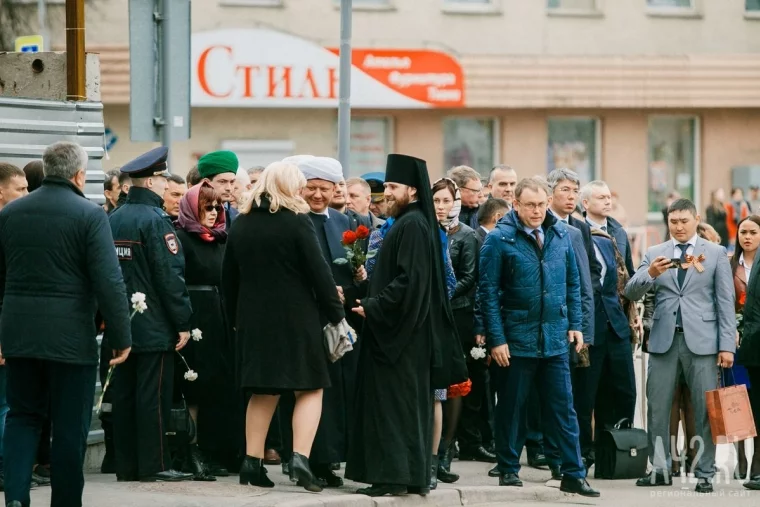 Фото: Патриарх Кирилл посетил народный мемориал жертвам трагедии в «Зимней вишне» 7