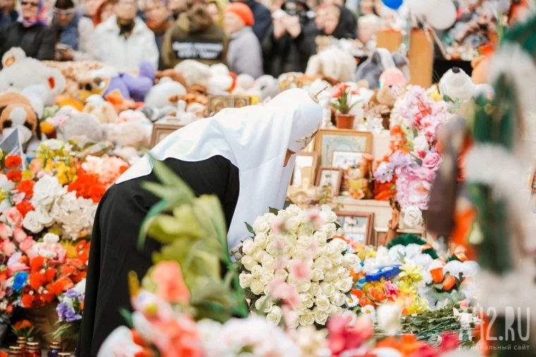Фото: Патриарх Кирилл посетил народный мемориал жертвам трагедии в «Зимней вишне» 8