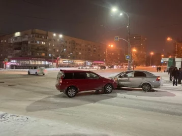 Фото: Очевидцы опубликовали фото ДТП на Пионерском бульваре в Кемерове 1