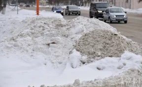 «Снег с тротуара убирают на проезжую часть»: кемеровчанка пожаловалась на нечищеный Кузнецкий мост