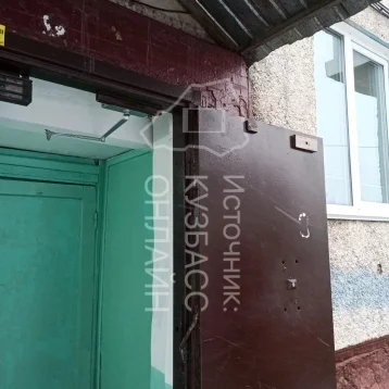 Фото: Кемеровчанка пожаловалась на постоянно отрывающуюся дверь подъезда 1
