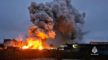 Фото: Горят аккумуляторные батареи: МЧС показало видео крупного пожара в промзоне Ярославля 1