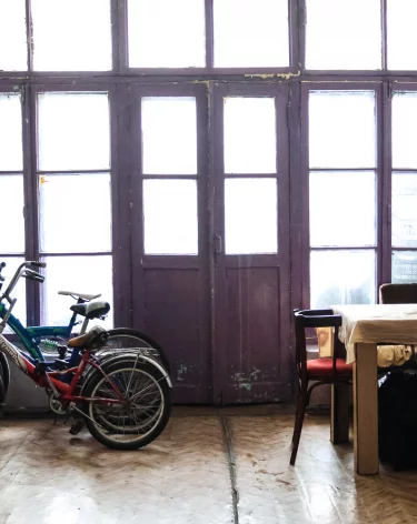 Мёртвые котята, остывшие батареи и угрозы дворнику ножом: как живут в кемеровском общежитии в Кировском районе