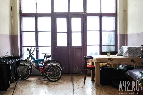 Мёртвые котята, остывшие батареи и угрозы дворнику ножом: как живут в кемеровском общежитии в Кировском районе