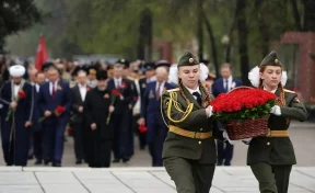 В Кемерове возложили цветы к памятнику кузбассовцам, павшим в боях за Родину
