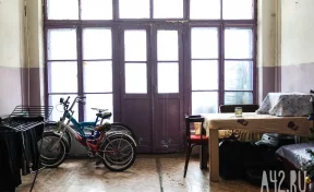 Мёртвые котята, остывшие батареи и угрозы дворнику ножом: как живут в кемеровском общежитии в Кировском районе