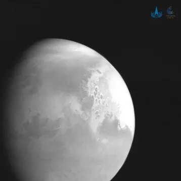 Фото: Китайский зонд «Тяньвэнь-1» прислал первый снимок Марса 1
