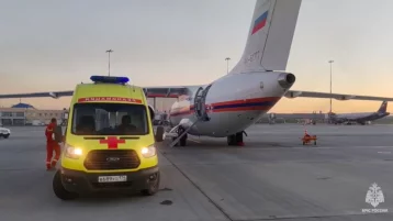 Фото: Спецборт МЧС доставил в Москву на лечение детей, пострадавших при нападении одноклассника в челябинской школе 1