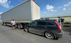 Автомобиль врезался в «КамАЗ» на трассе Кемерово — Новокузнецк: пострадали 2 взрослых и ребёнок