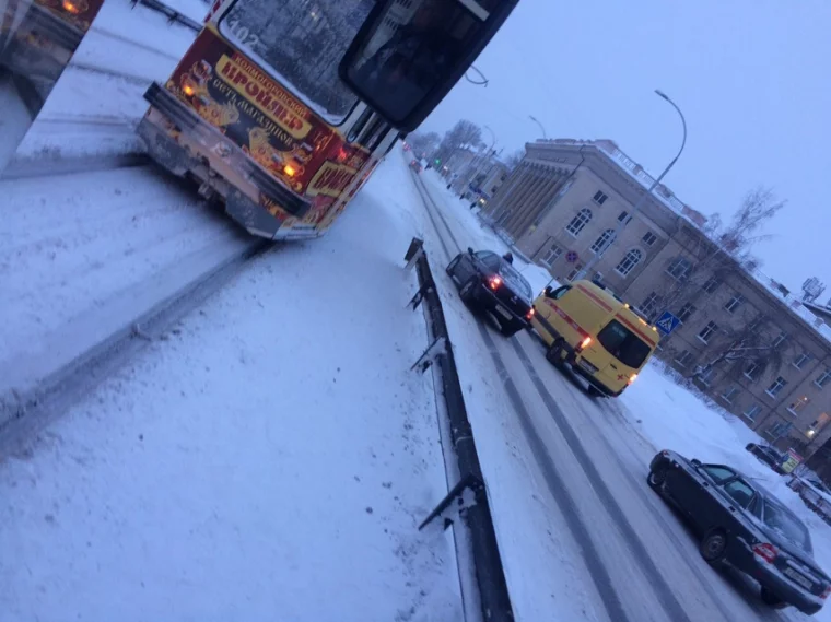 Фото: «Пассажир потерял сознание»: в Кемерове образовалась пробка из трамваев 2